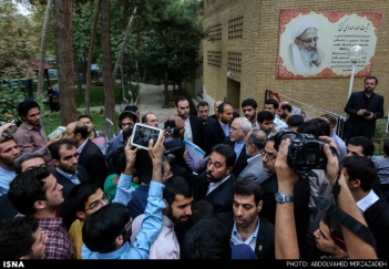 شعار مرگ برامریکای دلواپسان در هنگام خروج ظریف از مسجد دانشگاه امام صادق شعار مرگ برامریکای دلواپسان در هنگام خروج ظریف از مسجد دانشگاه امام صادق