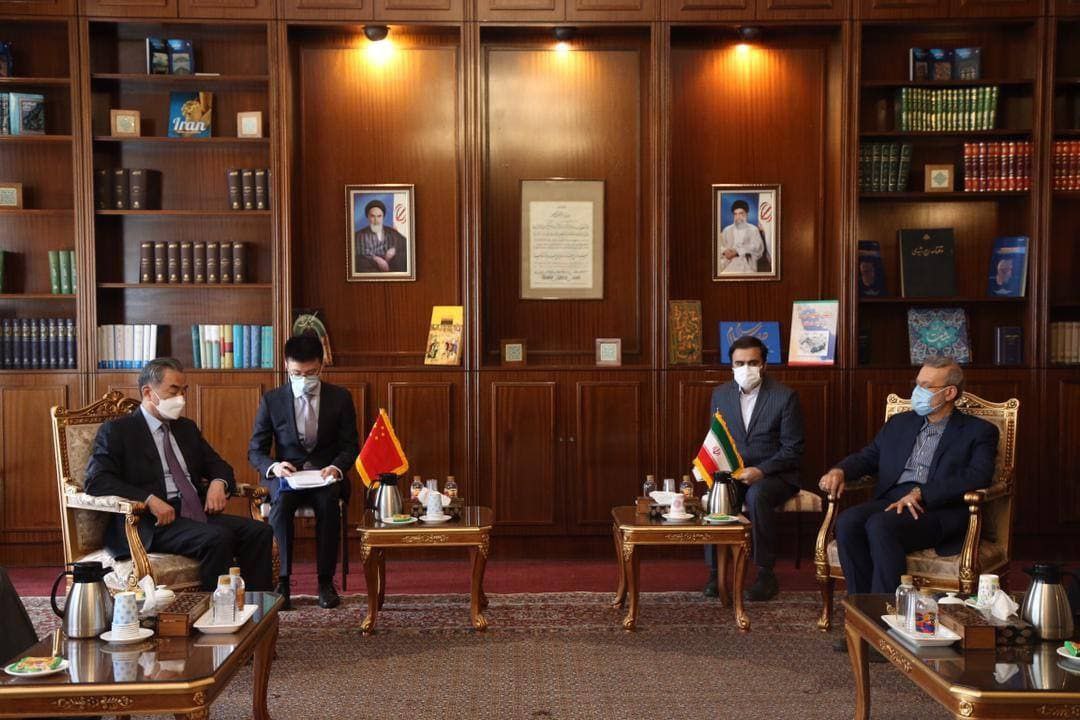 لاریجانی: ایران مستقلا در مورد روابطش با کشورها تصمیم می‌گیرد، مانند برخی کشورها نیست که با یک تلفن موضعش تغییر کند