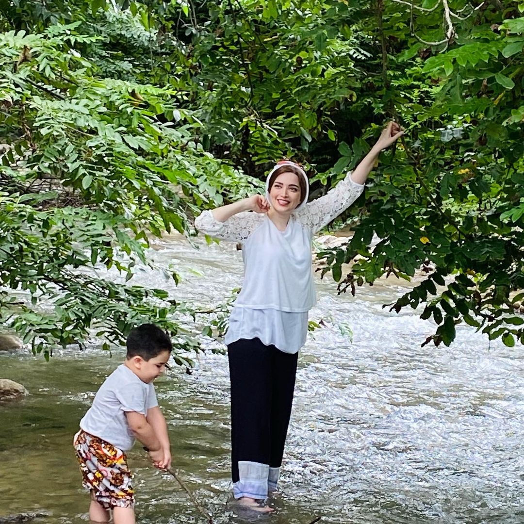 آب تنی بهنوش طباطبایی با لباس اندامی + عکس آب تنی بهنوش طباطبایی با لباس اندامی + عکس