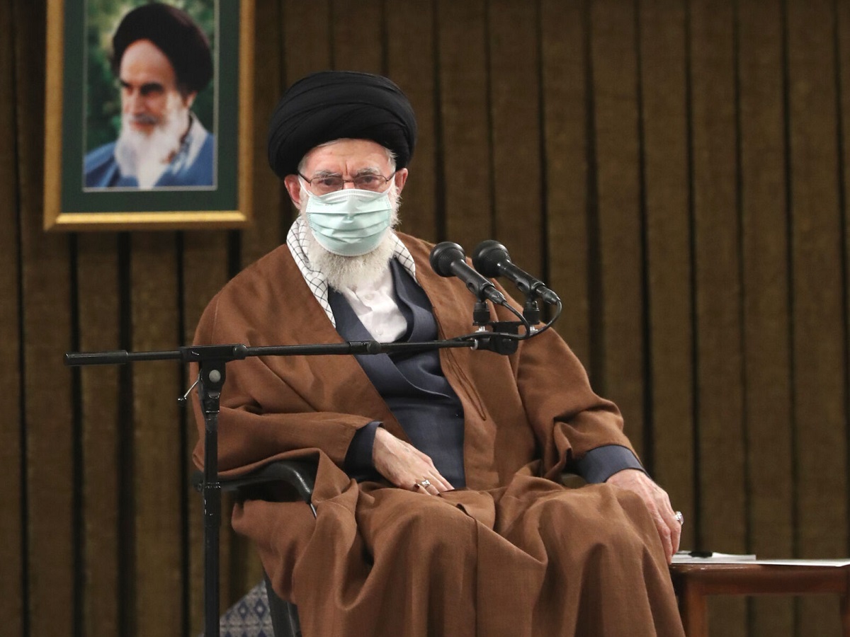 رهبر معظم انقلاب: اگر در این سالها مسئولان دولتی همراهی بیشتری میکردند، وضعمان قطعاً بهتر بود
