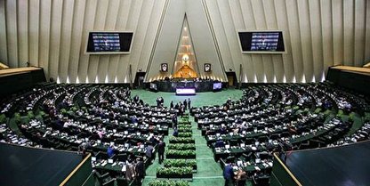 «مجلس پابرهنه‌ها» قبایی گشاد بر تن بهارستانی‌ها