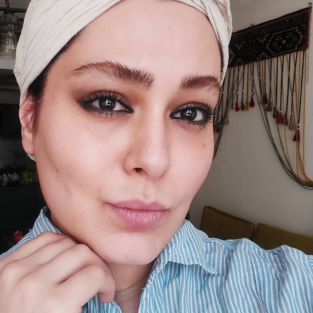 اعتماد به نفس خانم بازیگر با آرایش ریخته شده اش! +عکس سانیا سالاری