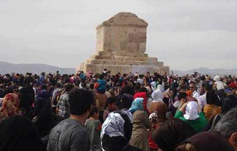 اعتراض کاربران به نظر ضرغامی درباره مقبره کوروش