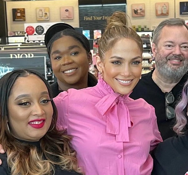 جنیفر لوپز در افتتاحیه کسب و کار جدیدش/عکس جنیفر لوپز در افتتاحیه کسب و کار جدیدش/عکس