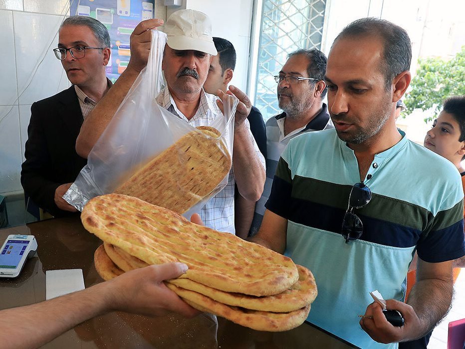 دولت به سمت سهمیه بندی نان حرکت میکند؟ / بن بست در طرح هوشمندسازی یارانه نان؟ دولت به سمت سهمیه بندی نان حرکت میکند؟ / بن بست در طرح هوشمندسازی یارانه نان؟