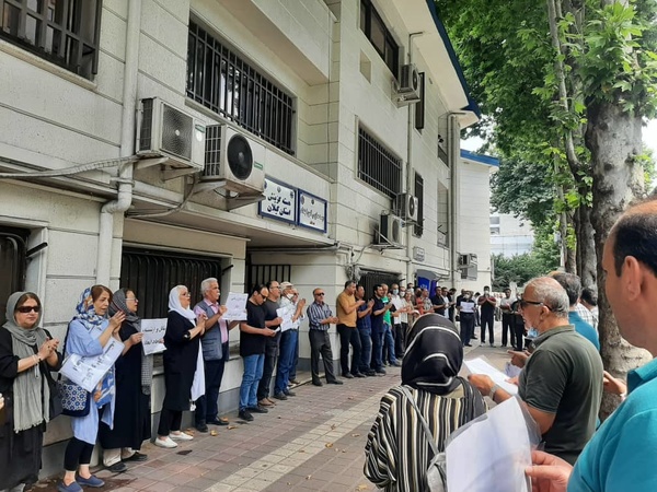 بازنشستگان در اعتراض به مصوبه دولت به خیابان آمدند