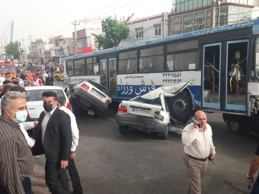 تصادف اتوبوس با ۵ خودرو در کرج تصادف اتوبوس با ۵ خودرو در کرج