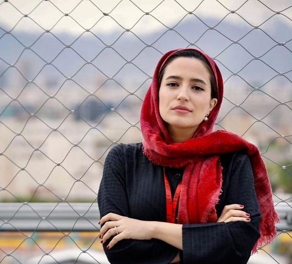 استایل جدید نگار جواهریان با روسری قرمز/عکس استایل جدید نگار جواهریان با روسری قرمز/عکس