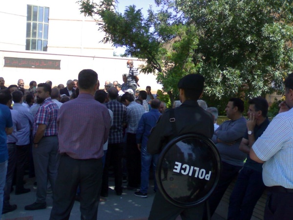 تشییع سفره خالی در اعتراض به مرگ معیشت خانواده بازنشستگان