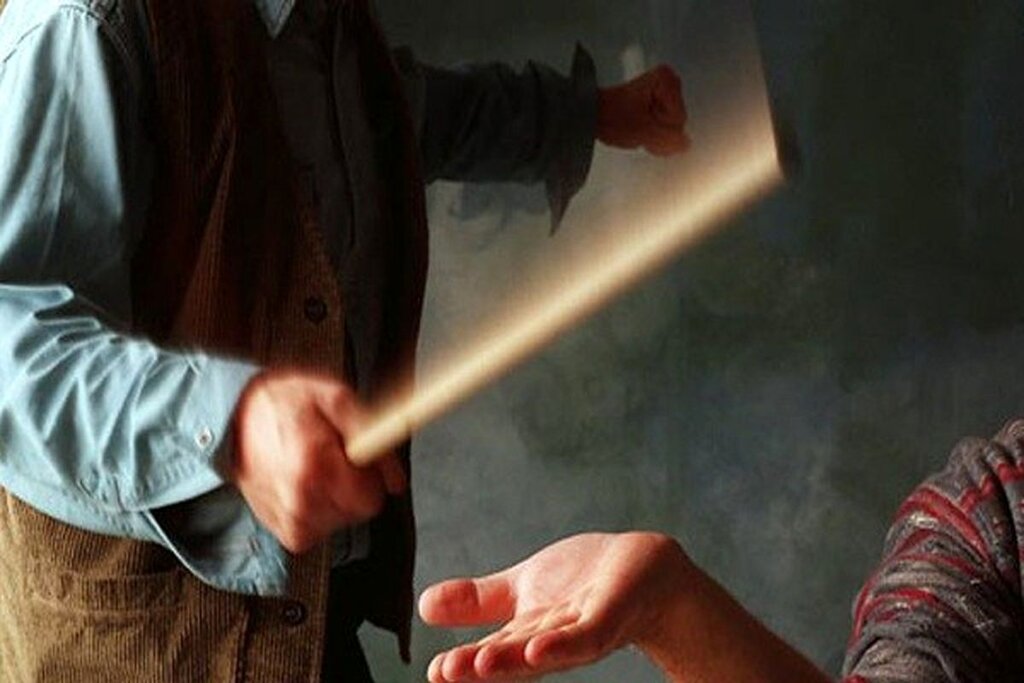 تنبیه بدنی شدید دانشآموز توسط معلم / پدر دانشآموز: معلم با مشت به سروگردن پسرم زده به حدی که بیهوش میشود / حتی دانشآموزان با اورژانس تماس میگیرند، معلم اقدامی نکرده / نیروی خدماتی مدرسه را با پسرم به بیمارستان فرستادند / پس از به هوش آمدن فرزندم دو نفر از کارکنان مدرسه پسرم را تهدید کردند تا به ما اطلاع ندهد تنبیه بدنی شدید دانشآموز توسط معلم / پدر دانشآموز: معلم با مشت به سروگردن پسرم زده به حدی که بیهوش میشود / حتی دانشآموزان با اورژانس تماس میگیرند، معلم اقدامی نکرده / نیروی خدماتی مدرسه را با پسرم به بیمارستان فرستادند / پس از به هوش آمدن فرزندم دو نفر از کارکنان مدرسه پسرم را تهدید کردند تا به ما اطلاع ندهد