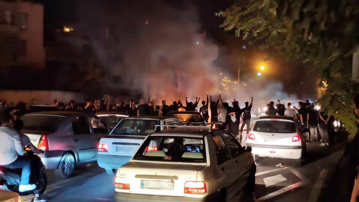 روزنامه دولت: جمعیت شرکت کننده در تجمعات اخیر، فقط ۸۰ هزار نفر بود روزنامه دولت: جمعیت شرکت کننده در تجمعات اخیر، فقط ۸۰ هزار نفر بود