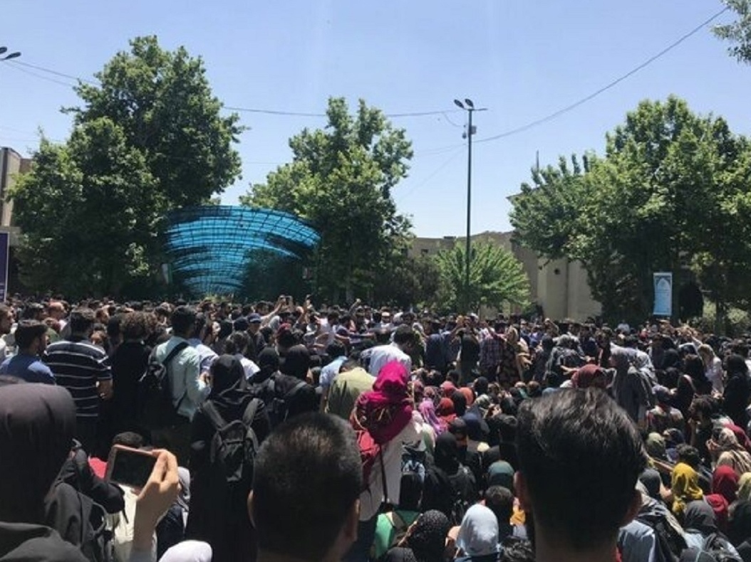 بخش قابل توجهی از شعار‌های این روز‌ها درباره کشف حجاب است؛ صحنه گردان‌ها نیز به آن اعتراف کرده‌اند / ۹۷ درصد زنان و دخترانی که در جوامع غربی مورد تعرض و تجاوز قرار می‌گیرند، پوشش نامناسب دارند