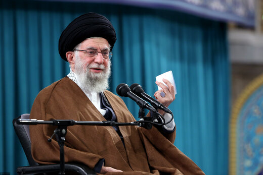 رهبر انقلاب:ایستادیم و پیش رفتیم؛ غلط می‌کند کسی فکر کندن درخت تناور جمهوری اسلامی را بکند