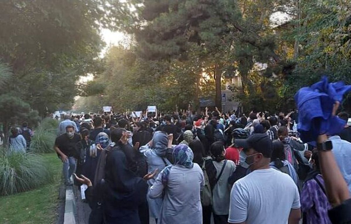 دستیار وزیر اطلاعات: سرویسهای جاسوسی و منافقین مستقیما اغتشاشگران را سازماندهی میکردند / با پرداخت هزینه های سنگین، اراذل و اوباش را به صحنه آوردند دستیار وزیر اطلاعات: سرویسهای جاسوسی و منافقین مستقیما اغتشاشگران را سازماندهی میکردند / با پرداخت هزینه های سنگین، اراذل و اوباش را به صحنه آوردند