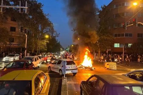 اغتشاشگران در یاسوج خودروی یک طلبه را آتش زدند/ طلبه با لباس شخصی بوده و بطور تصادفی در محل حضور داشته