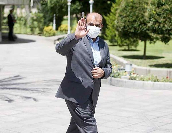 با هزار وعده آمد و بی‌هیچ عمل می‌رود