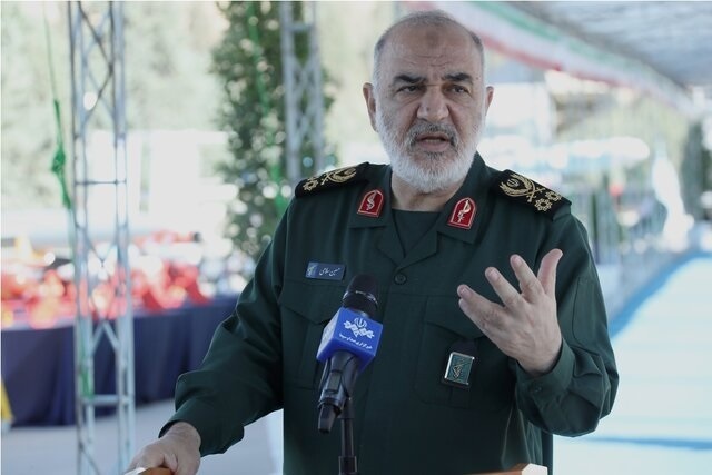 فرمانده کل سپاه: امروز فصل انتخاب است، نمی‌شود وسط ایستاد