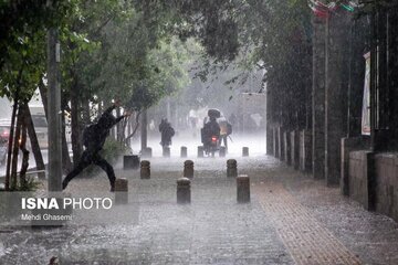 بارش برف و باران در این مناطق/ سرد شدن ۷ درجه‌ای دما