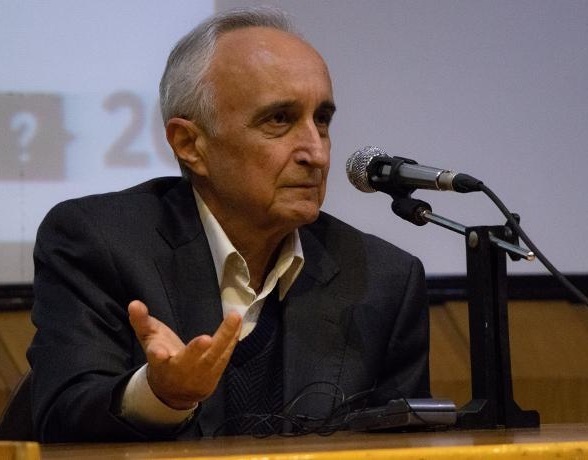 غنی نژاد، اقتصاددان: خصوصی‌سازی در ایران همه‌اش بازی است؛ اسم آن را واگذاری گذاشته اند؛ واگذاری به کی؟ به عمه، خاله و دایی؟ / صنعت اتومبیل ما که ۵۰ سال است از آن حمایت می‌کنند پدر مصرف‌کننده را درآورده؛ تا می گوییم بالای چشمت ابرو است، می‌گویند اشتغال