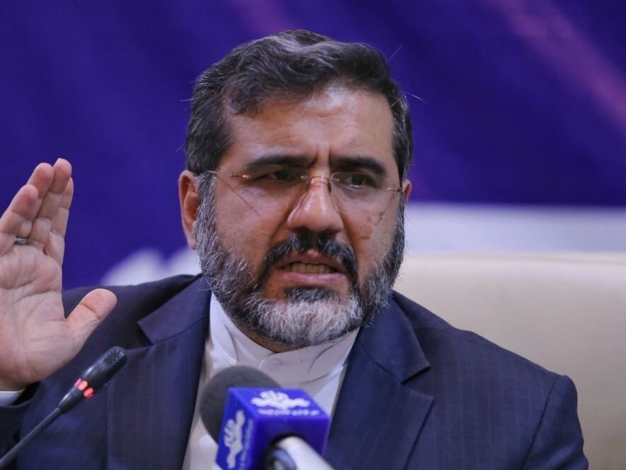 وزیر ارشاد: برخی هنرمندانی که حجاب را رعایت نکردند ممنوع الکار شدند / در پوستر یک جشنواره فیلم کوتاه به تذکر ما توجه نکرده بودند؛ دستور توقیف آن جشنواره را دادم / درمورد اپلیکشن هایی مثل طاقچه که حجاب را رعایت نکنند تصمیمات لازم اتخاذ خواهد شد / حجاب خط قرمز ماست