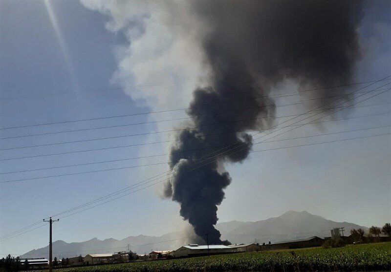 آتش‌سوزی مهیب در یک واحد پلیمر ‌گلپایگان‌