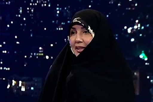 خانم پشت رُل لندکروز با روسری‌ حریرِ لوزی و ابروهای آمبره!