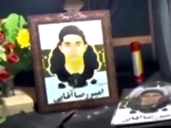 صداوسیما: قتل یک جوان میبدی به دست یک تبعه خارجی / فرمانده انتظامی یزد: قاتل در کمتر از ۱۵ ساعت دستگیر شد / استانداری یزد: عده ای از مردم با حضور در محل نماز جمعه  مجازت قاتل را خواستار شدند