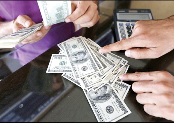 مافیای نفتی مانع اختصاص ارز به واردات کالاهای اساسی میشود مافیای نفتی مانع اختصاص ارز به واردات کالاهای اساسی میشود