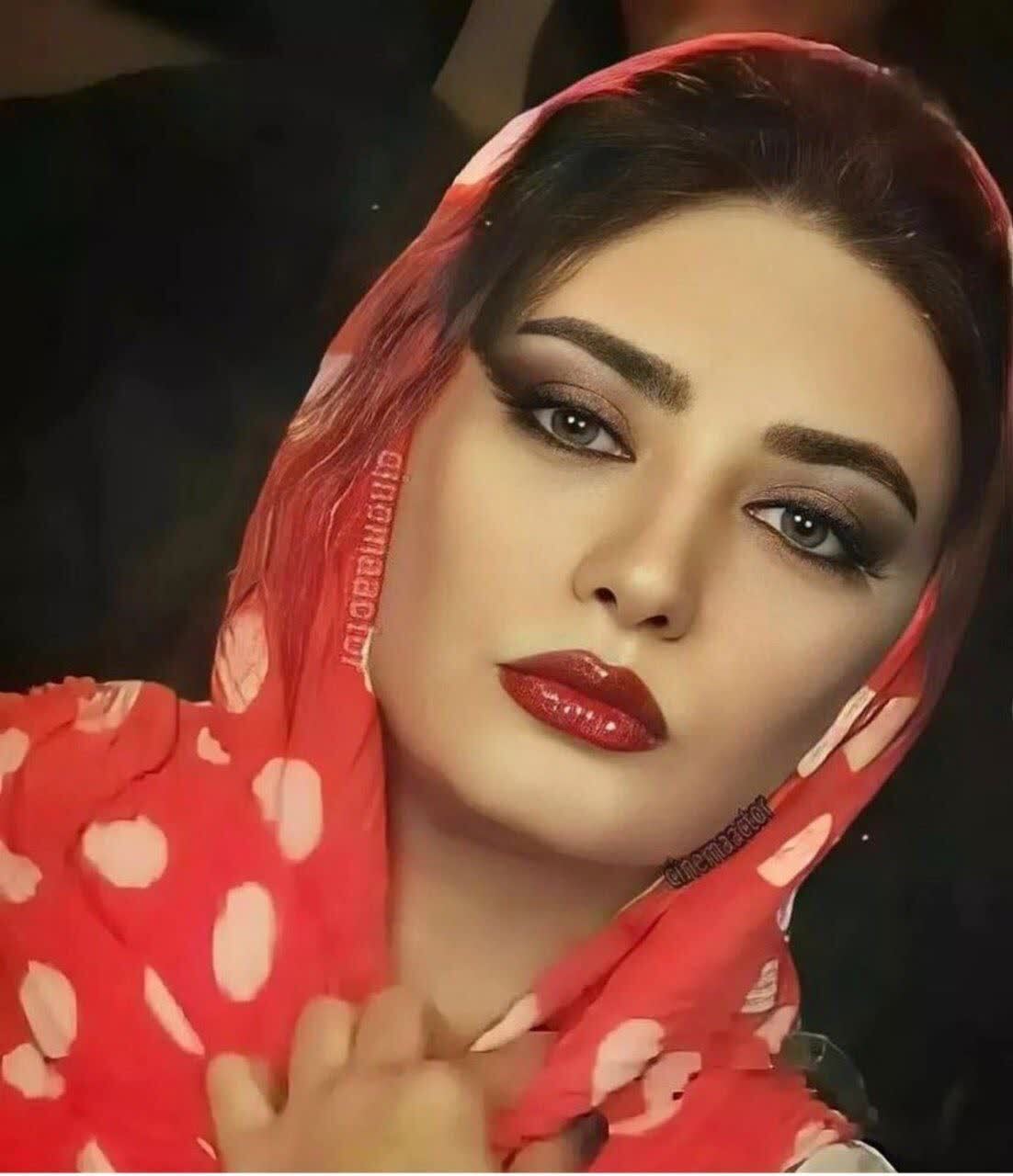 چرا لیندا کیانی آرایش غلیظ می کند؟/عکس چرا لیندا کیانی آرایش غلیظ می کند؟/عکس