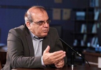 عباس عبدی: ریشه فساد اقتصادی در این است که مسئوولان، قیمت پول را نمی‌دانند / اینکه با تورم ۵۰درصدی تسهیلات ۲۰درصدی داده شود عین فساد و دزدی است؛ طبیعی است بانک‌ها این پول مفت را میان شرکت‌های خودشان تقسیم کنند