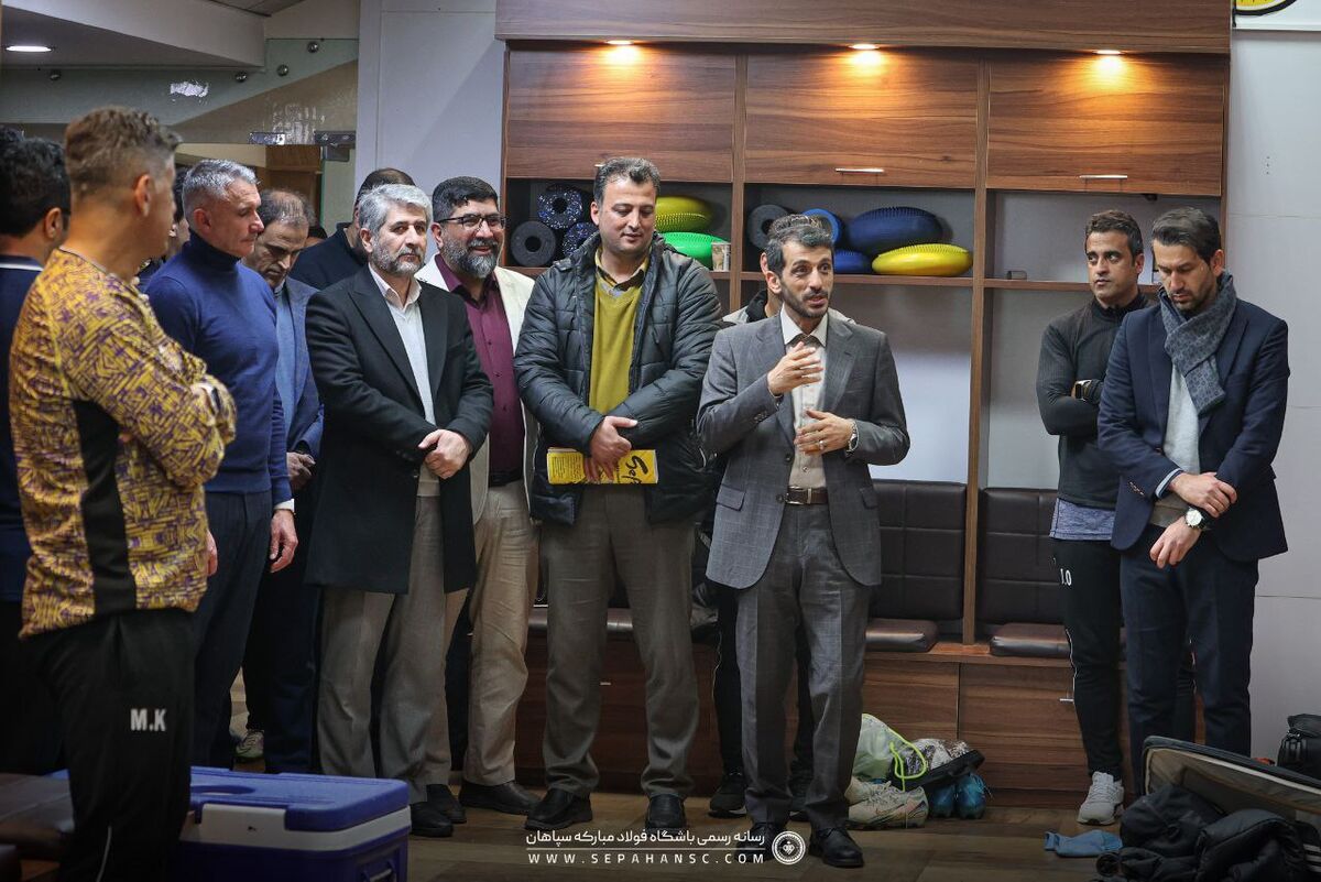 حضور مدیرعامل فولاد مبارکه در رختکن سپاهان بعد از پیروزی مقابل پرسپولیس: با ایمان به برد شما به ورزشگاه آمدم! حضور مدیرعامل فولاد مبارکه در رختکن سپاهان بعد از پیروزی مقابل پرسپولیس: با ایمان به برد شما به ورزشگاه آمدم!