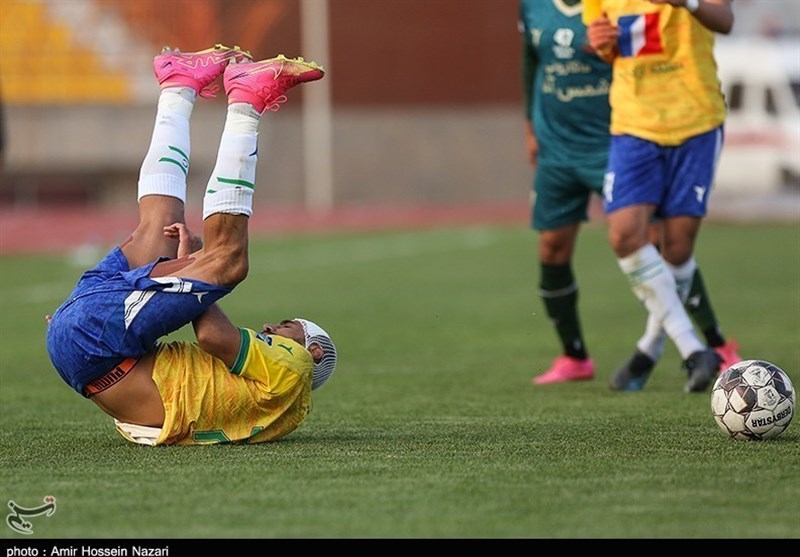 لیگ برتر فوتبال , تیم فوتبال پرسپولیس , تیم فوتبال استقلال , تیم فوتبال صنعت نفت آبادان , تیم فوتبال پیکان تهران , تیم فوتبال سپاهان اصفهان ,