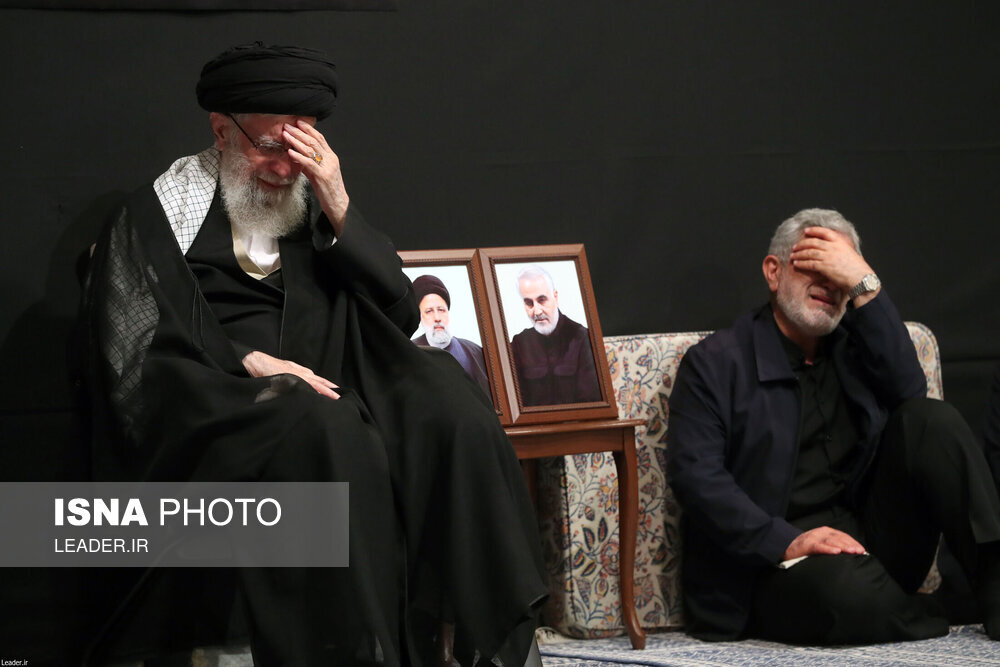 عکسی از گریه‎های رهبر انقلاب در شب تاسوعا