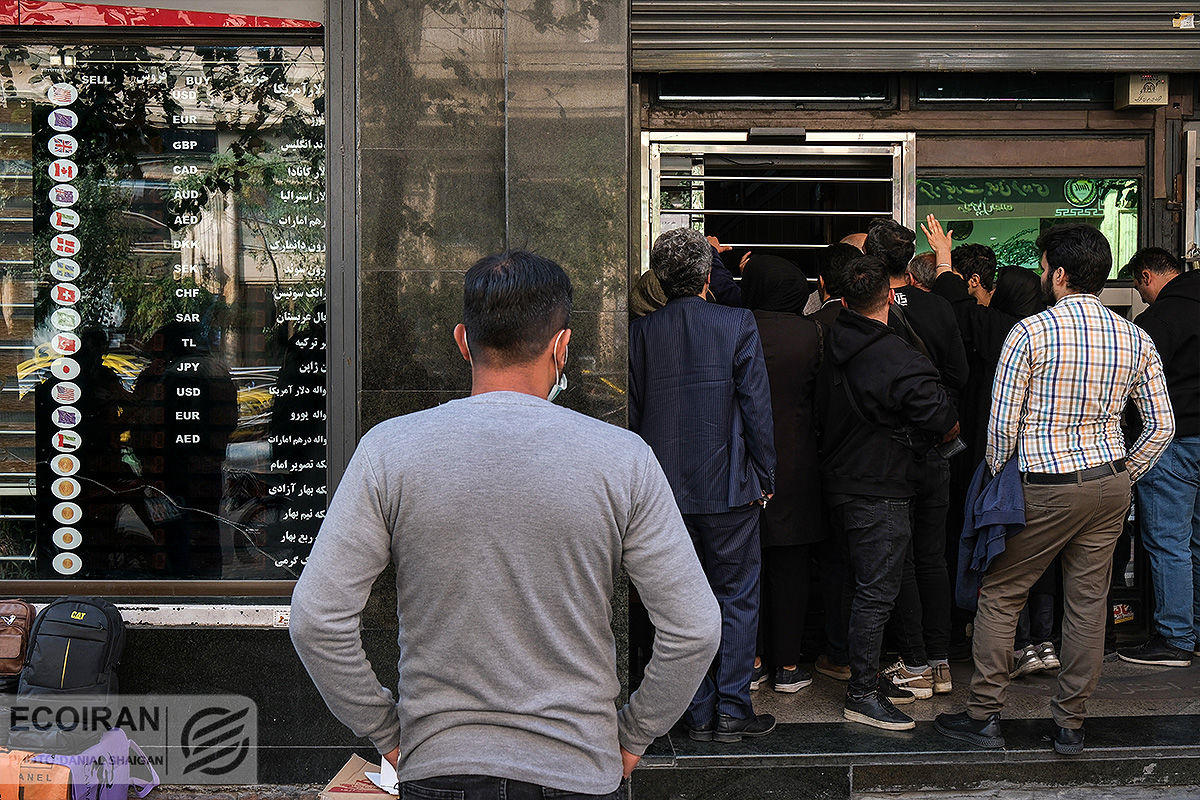 خریداران دلار به صف شدند؛ دلار برگشت خریداران دلار به صف شدند؛ دلار برگشت