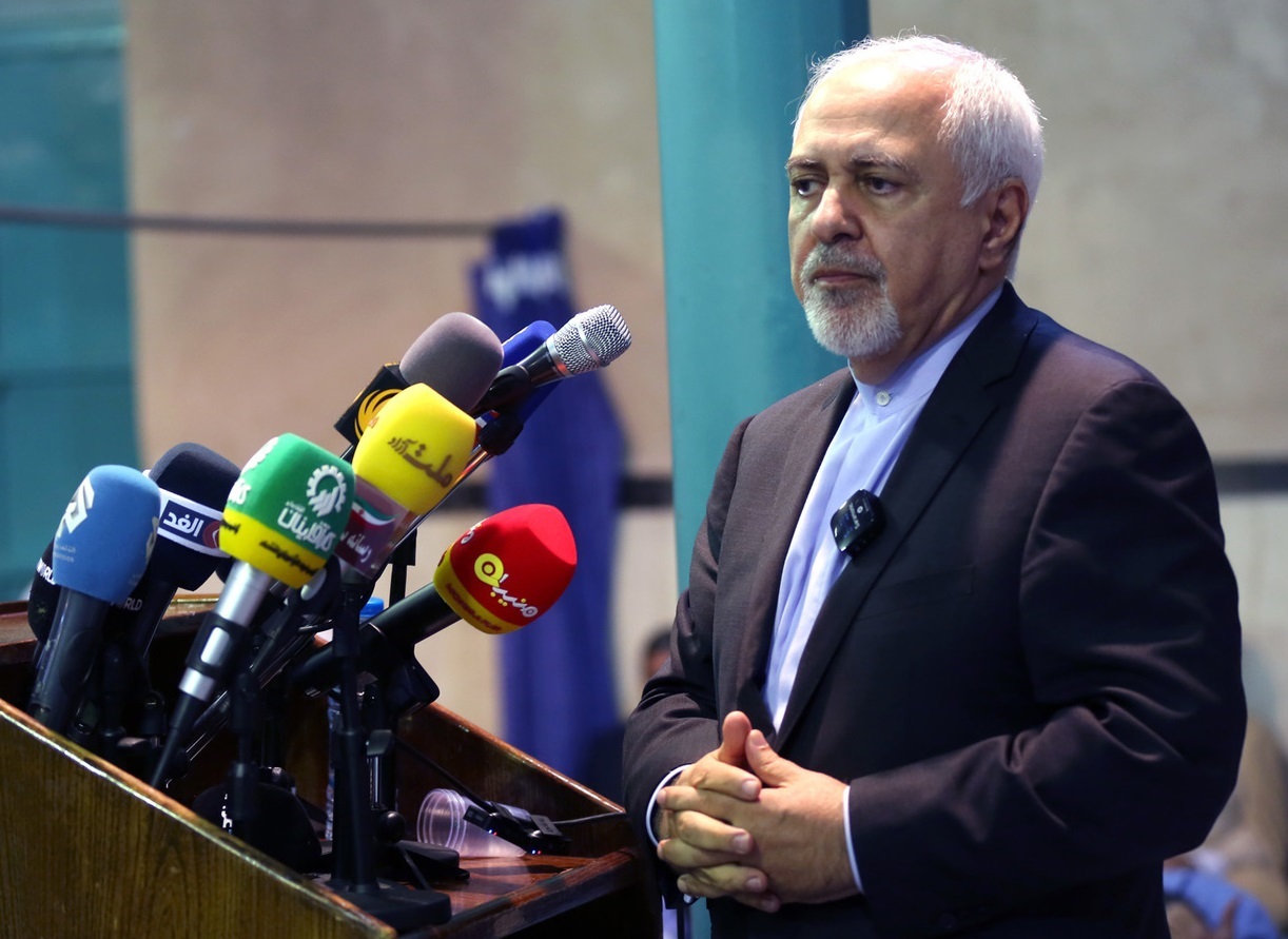 ظریف: چند دقیقه در تلویزیون صحبت کردم، انگار آب در لانه مورچگان ریختم / صغیر و کبیرشان را به تلویزیون آوردند و تهمت تحریف قرآن را به من زدند ظریف: چند دقیقه در تلویزیون صحبت کردم، انگار آب در لانه مورچگان ریختم / صغیر و کبیرشان را به تلویزیون آوردند و تهمت تحریف قرآن را به من زدند