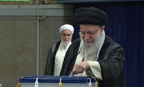 مقام معظم رهبری پس از انداختن رای خود به صندوق: افزایش رایدهنگان برای جمهوری اسلامی نیاز قطعی است مقام معظم رهبری پس از انداختن رای خود به صندوق: افزایش رایدهنگان برای جمهوری اسلامی نیاز قطعی است