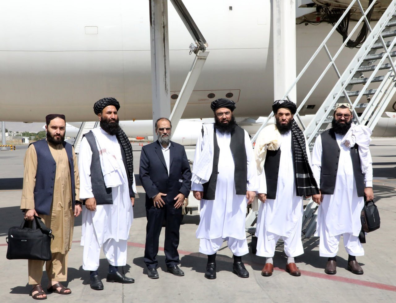 عکس پُربازدید از پوشش متفاوت مهمانان مراسم تحلیف