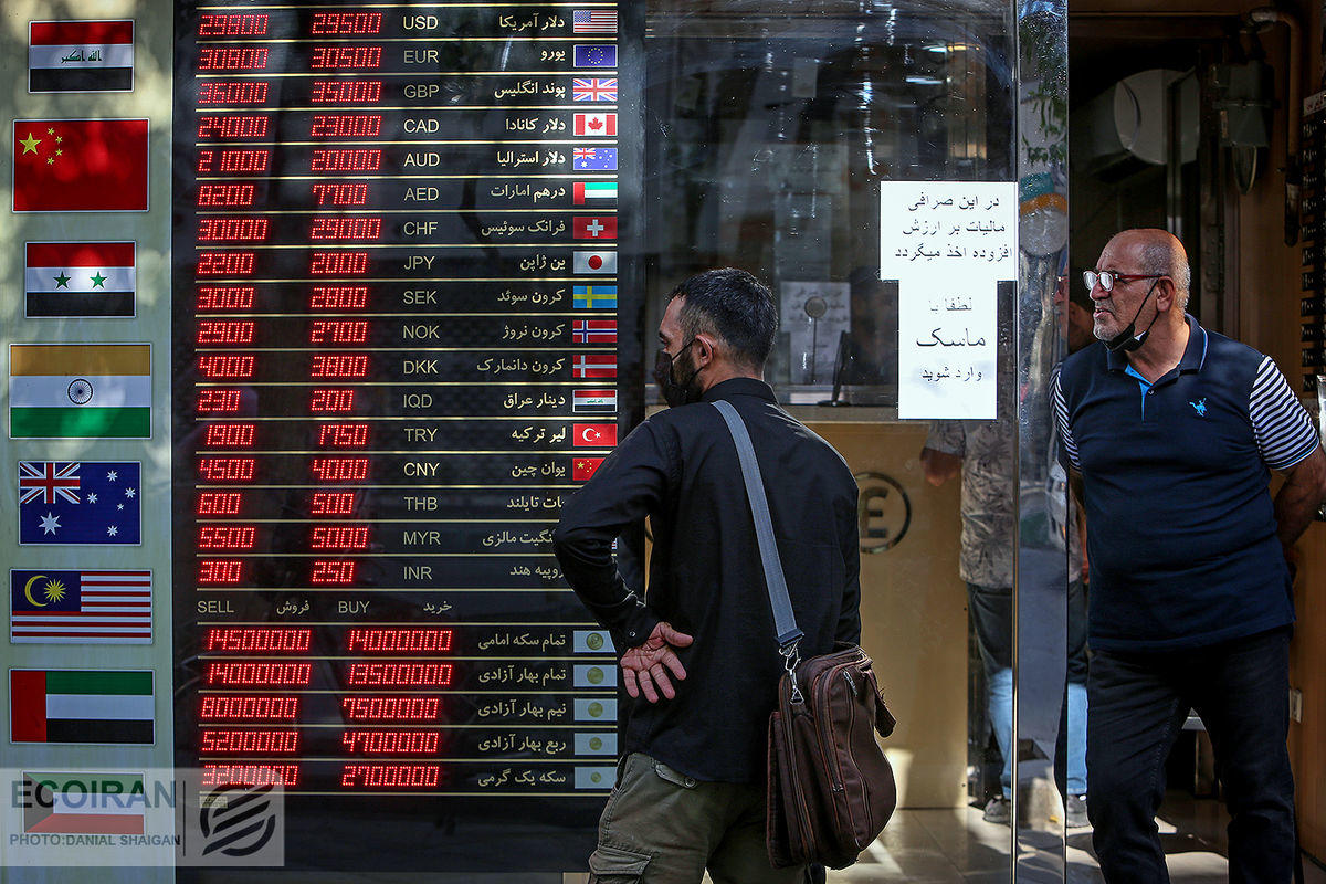 خریداران دلار به صف شدند خریداران دلار به صف شدند