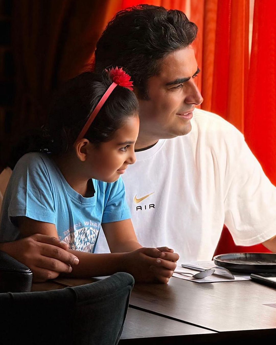 ژستهای جالب منوچهر هادی و سوفیا مقابل دوربین