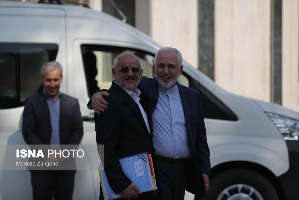 ژستهای متفاوت ظریف در حیاط ساختمان پاستور