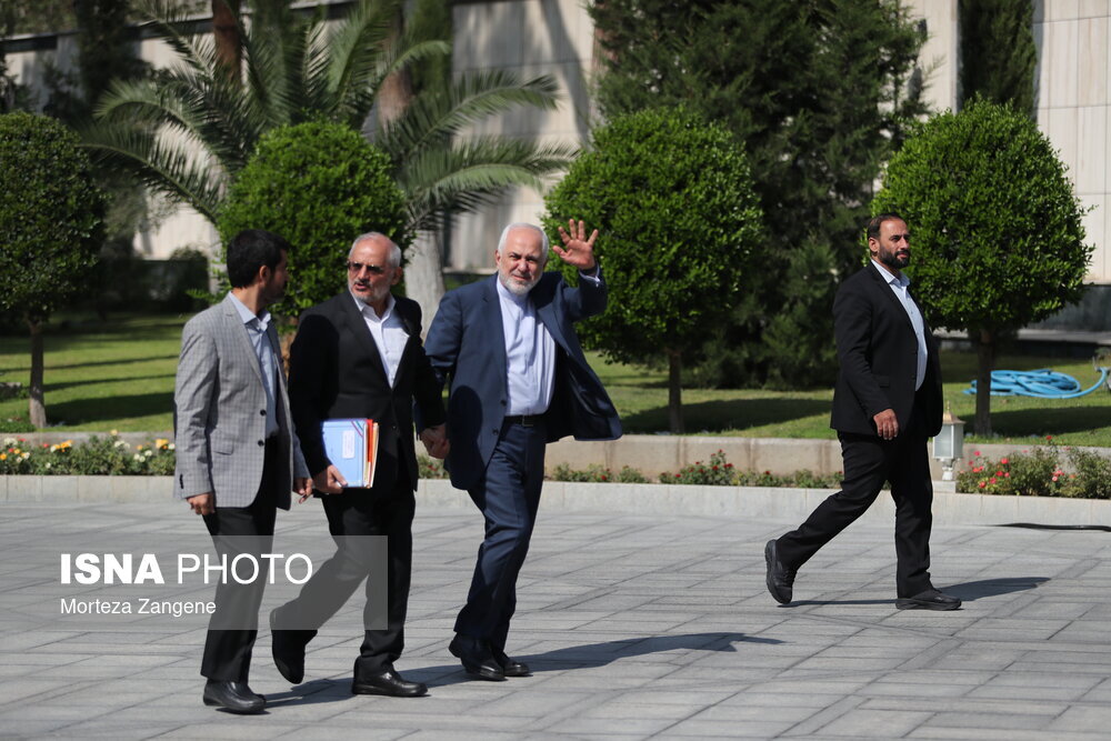 ژستهای متفاوت ظریف در حیاط ساختمان پاستور