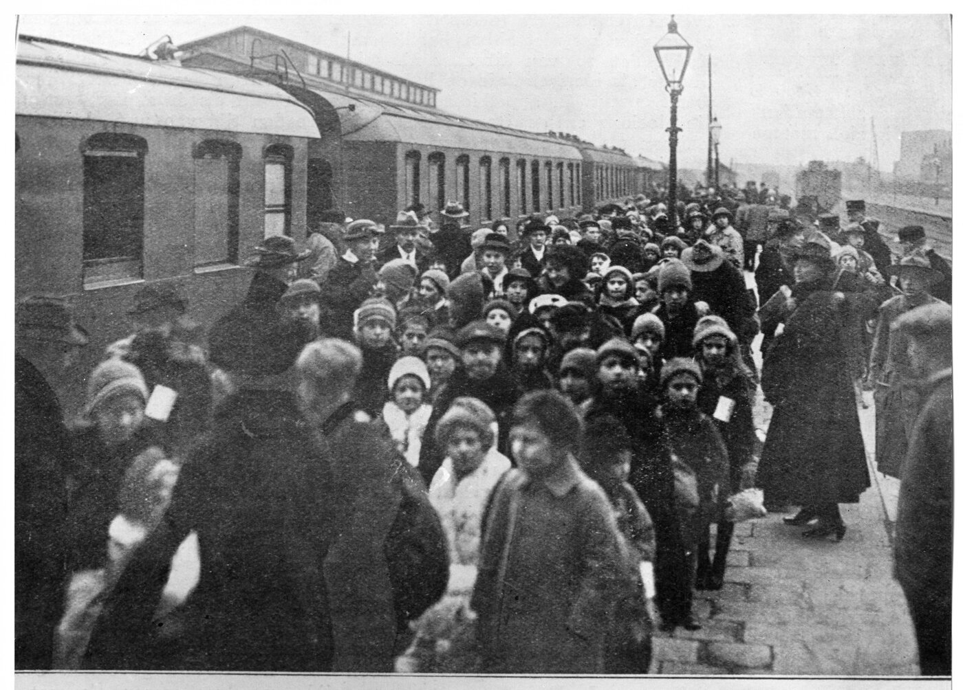 هیتلر، یهودیها و کمونیستها را فراری داد!