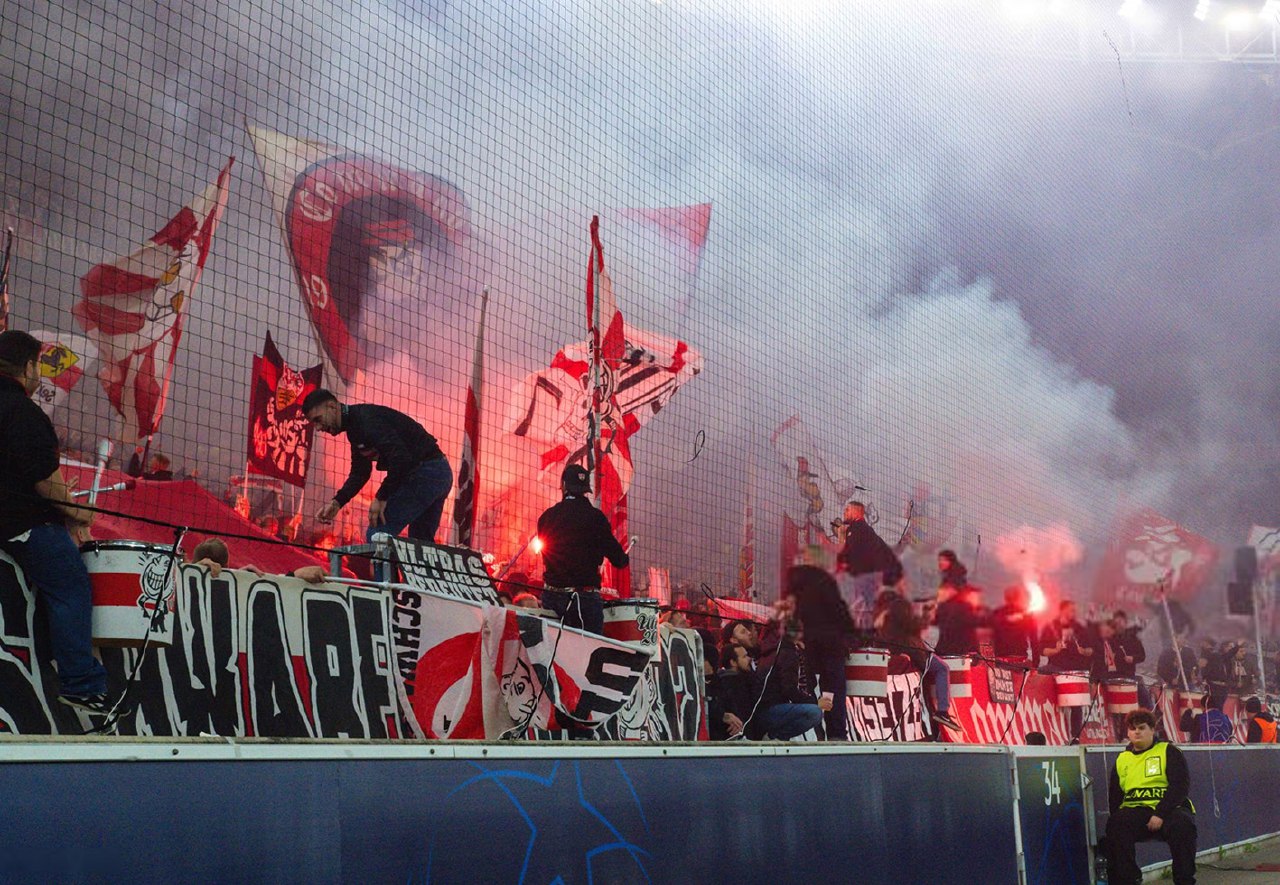 یک توپ جمعکن قربانی آتشبازی هواداران اشتوتگارت!