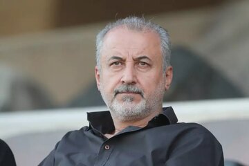 قرار در کافی‌شاپ برای نشستن روی صندلی درویش در پرسپولیس