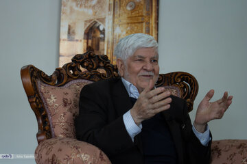 گوگوش با چادر مشکی به دفتر من آمد/ شجریان به من اجازه داد که ربنایش را از تلویزیون پخش کنم/۳۰ قسمت از «هزار دستان» حذف شد