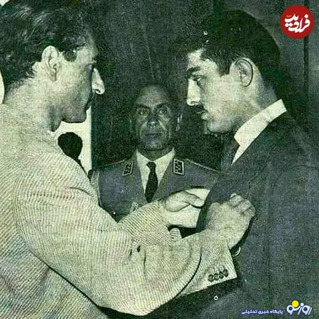 فردین در حال دریافت نشان لیاقت از محمدرضا پهلوی