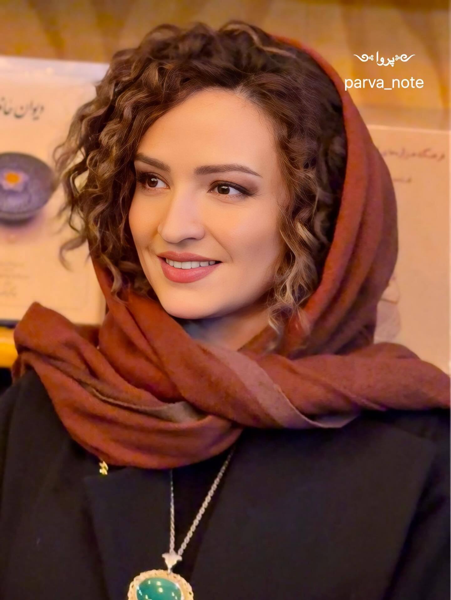 (عکس) گلاره عباسی با استایل خاص و گردنبند زمردین در رونمایی از کتاب شبنم مقدمی (عکس) گلاره عباسی با استایل خاص و گردنبند زمردین در رونمایی از کتاب شبنم مقدمی