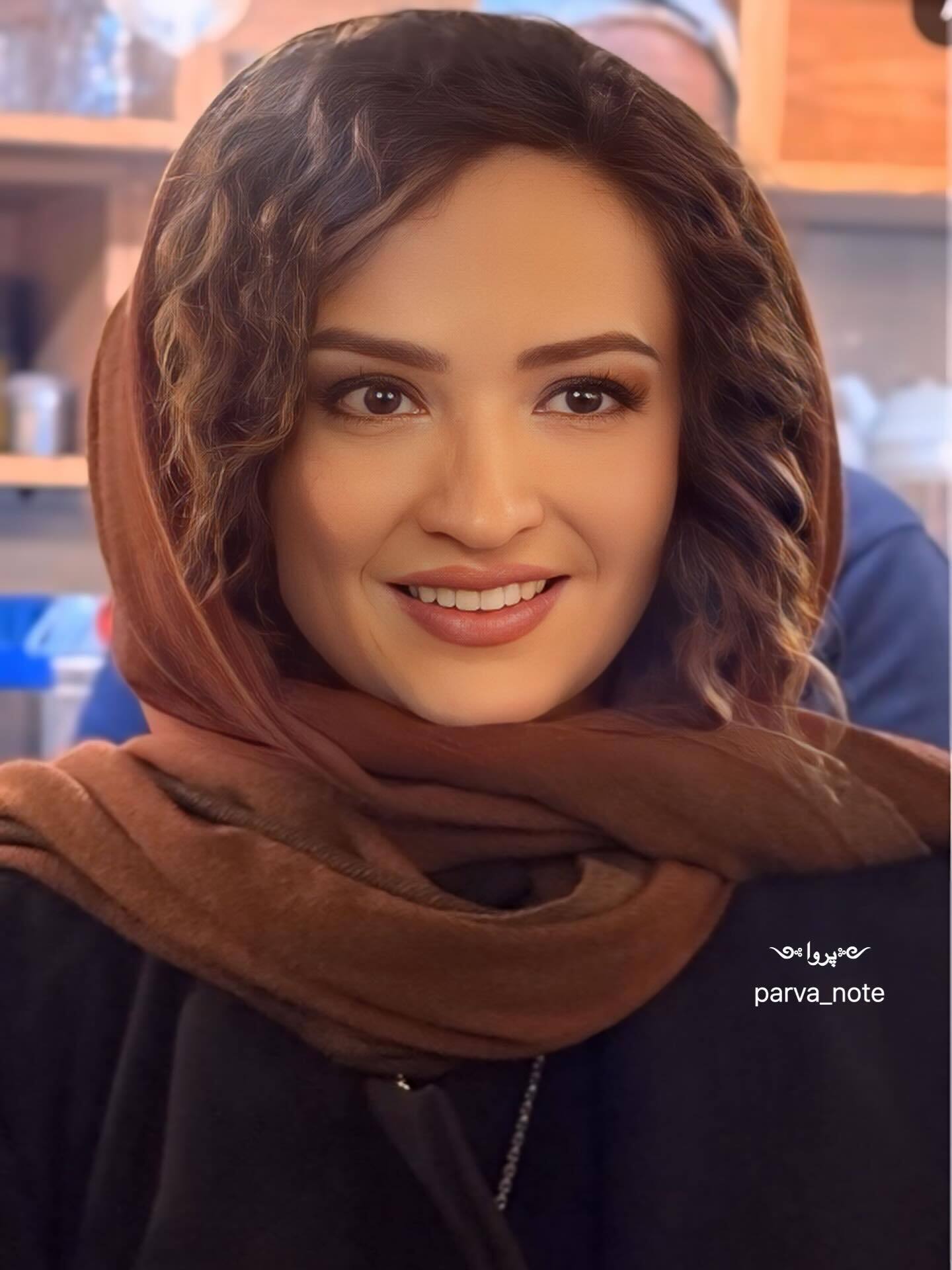 (عکس) گلاره عباسی با استایل خاص و گردنبند زمردین در رونمایی از کتاب شبنم مقدمی (عکس) گلاره عباسی با استایل خاص و گردنبند زمردین در رونمایی از کتاب شبنم مقدمی