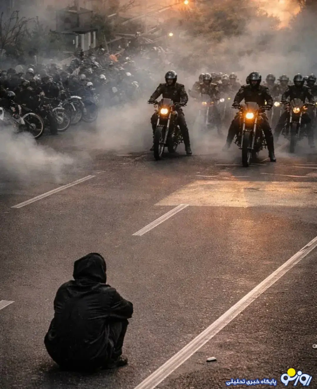 تصویری وایرال شده از اعتراضات دیروز در شبکههای اجتماعی تصویری وایرال شده از اعتراضات دیروز در شبکههای اجتماعی