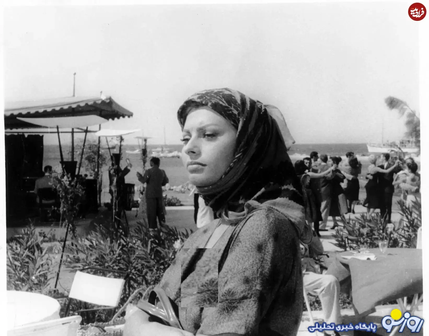 سوفیا لورن با روسری در فیلم پسرک روی دلفین